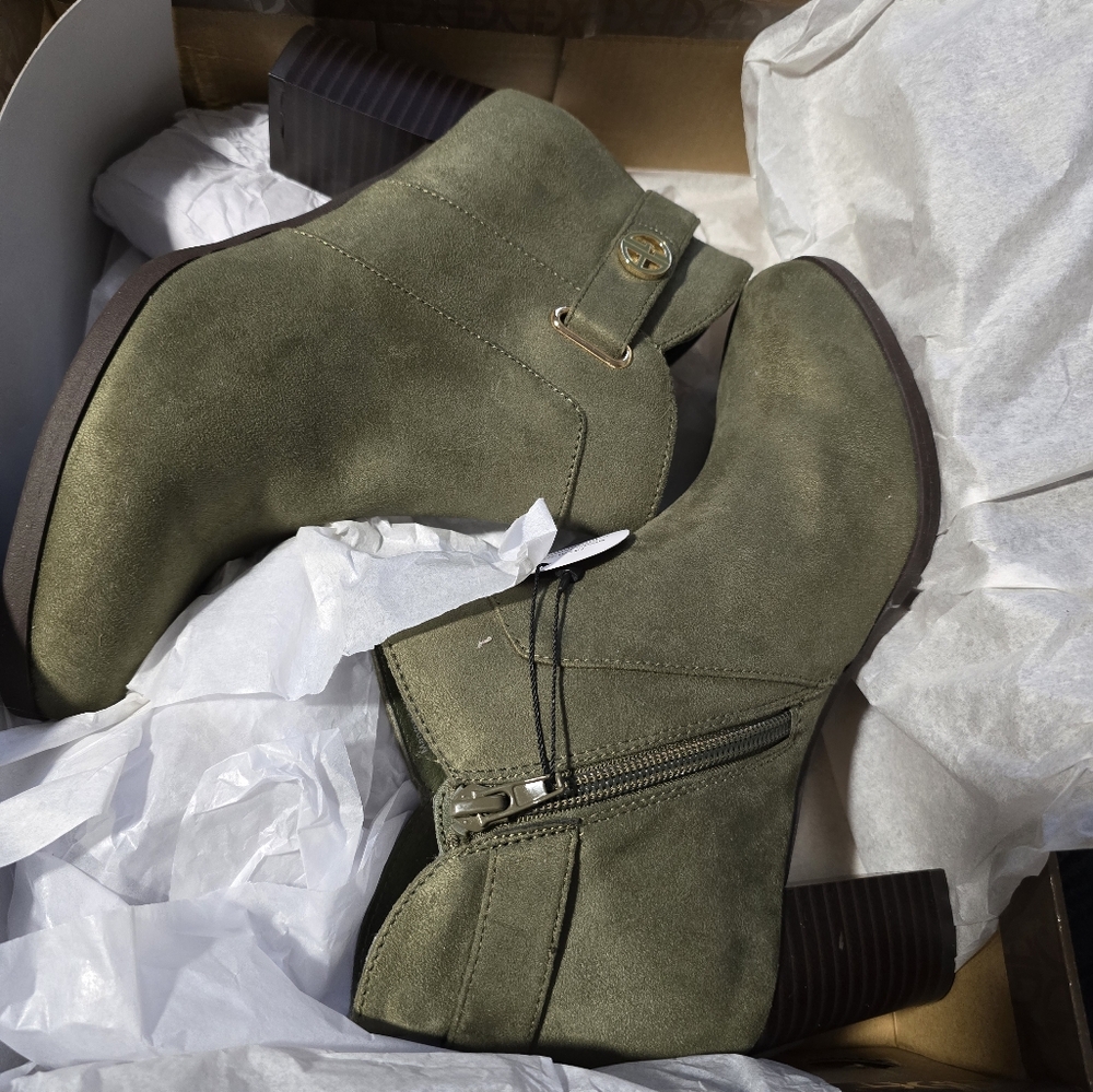 GIANI BERNINI Round Toe Block Heel Zip-Up Booties